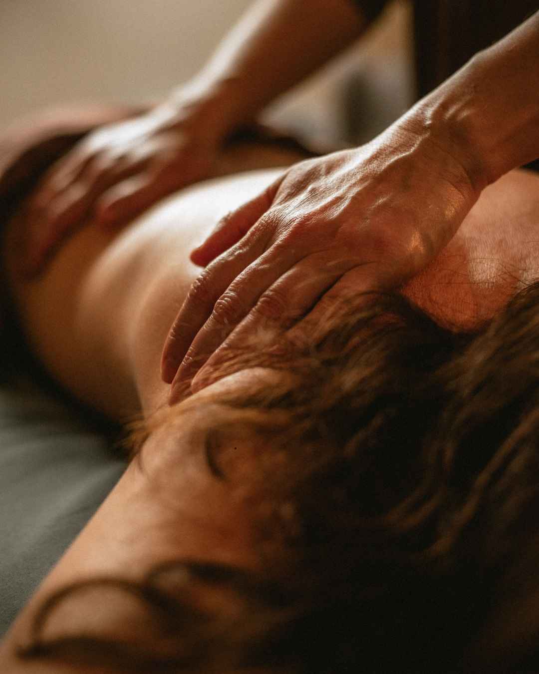 Kashmiri Tantra Massage in Zürich – der Moment, in dem dein Körper endlich lauter sprechen darf als dein Kopf