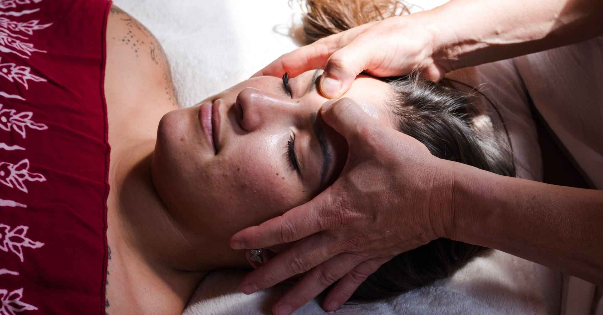 Kashmiri Tantra Massage in Zürich – der Moment, in dem dein Körper endlich lauter sprechen darf als dein Kopf