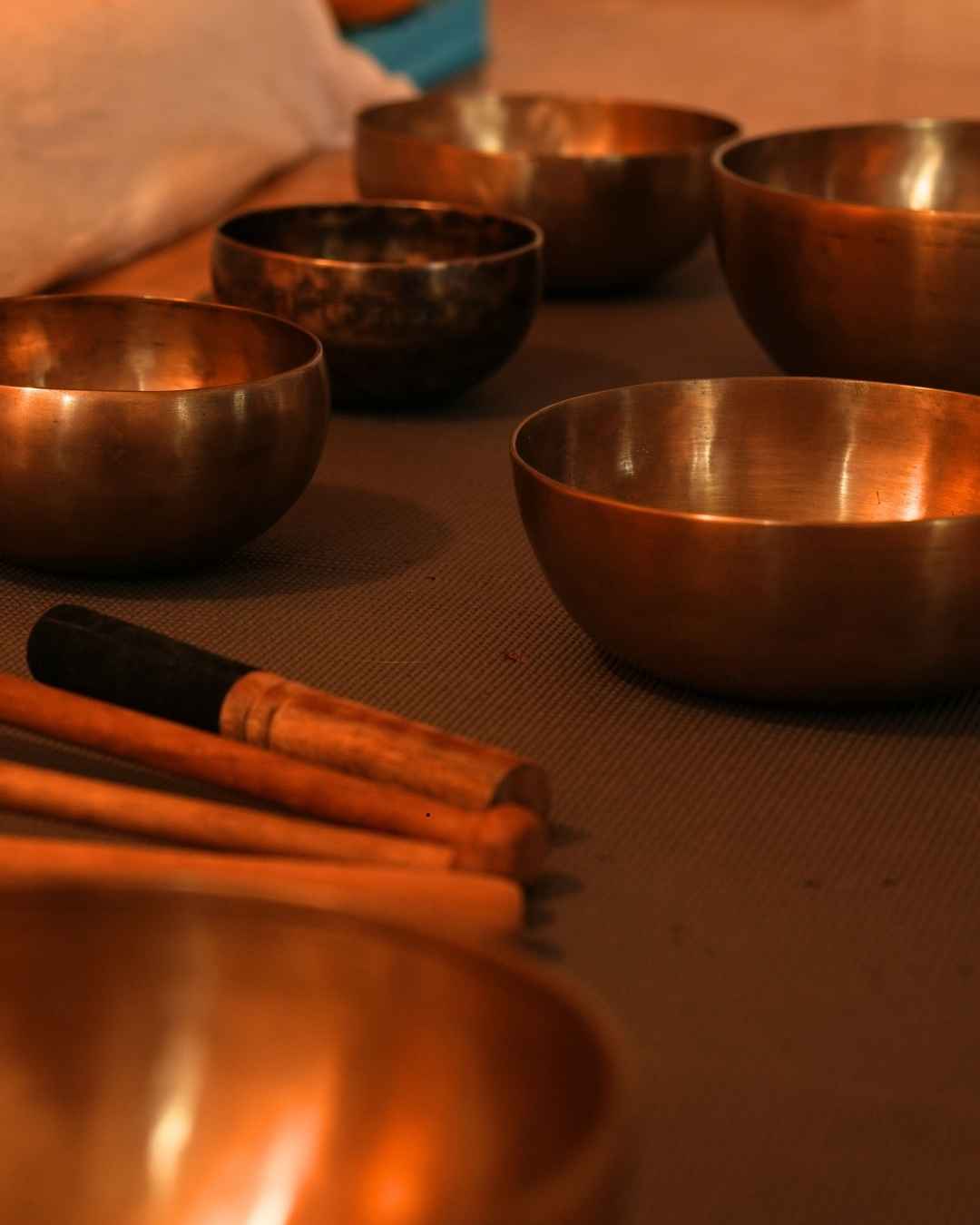 Klangschalen-Meditation zum Ankommen beim Kashmiri Tantra Massage Training