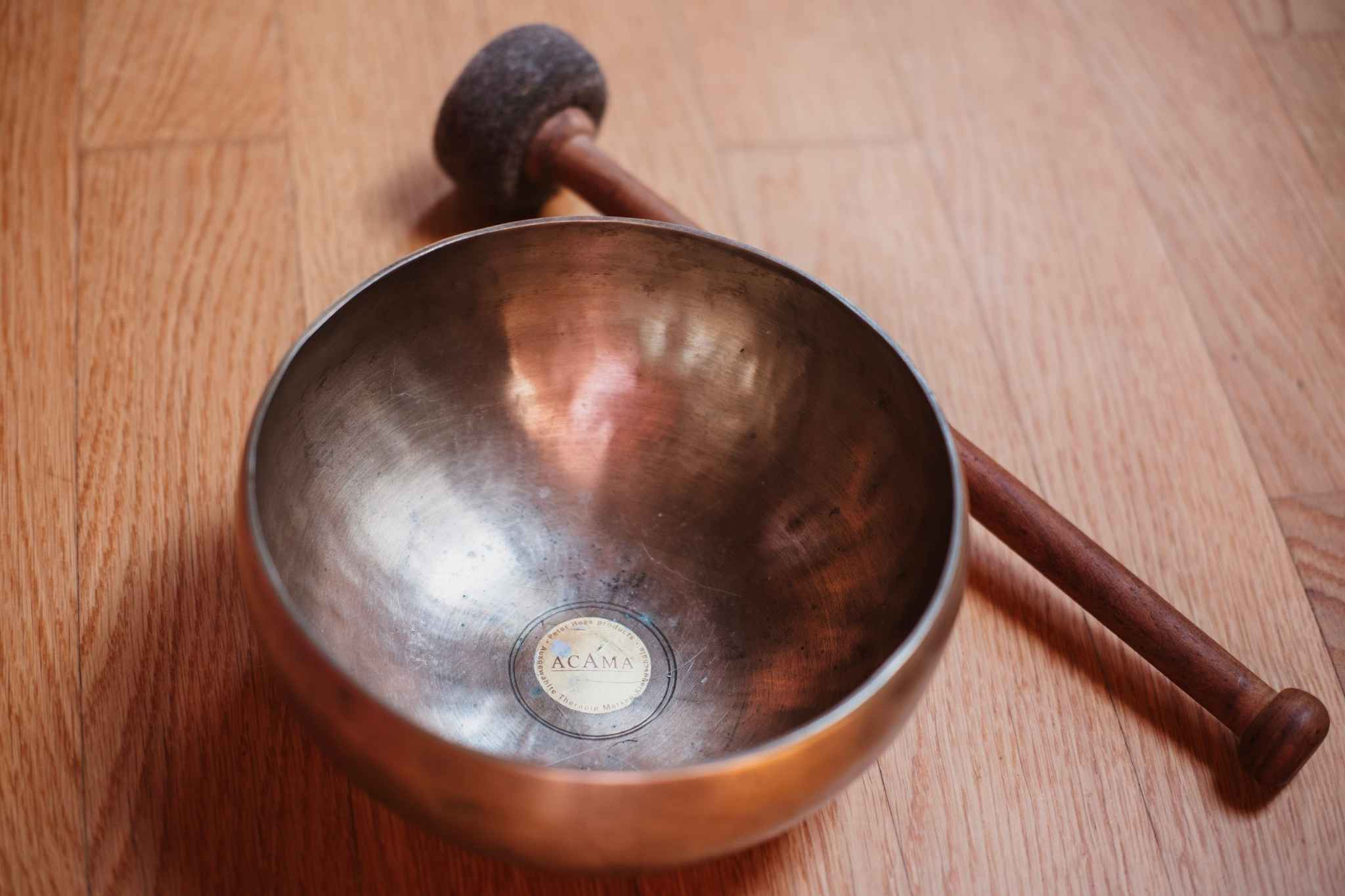 Klangschalen bei einer Kashmiri Tantra Massage