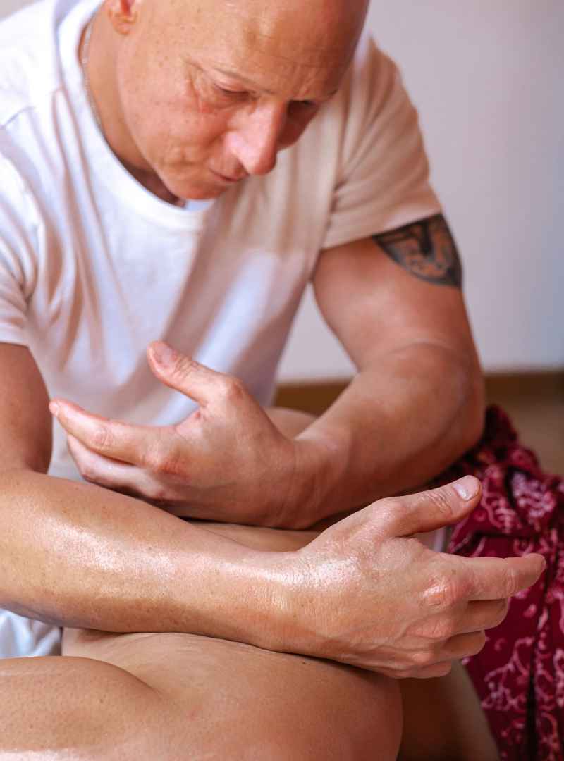 Achtsame Berührung bei einer Kashmiri Tantra Massage