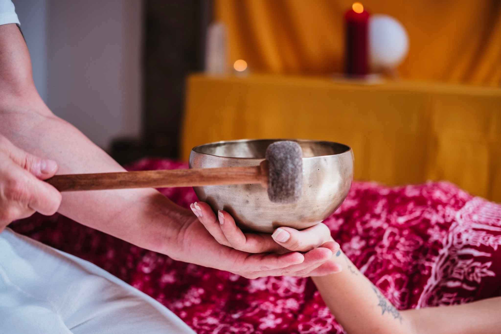 Klangschale bei einer Tantra Massage